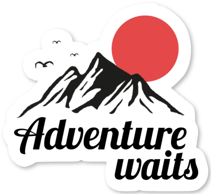 Eventyrklistremerke med fjell og sol – Adventure waits